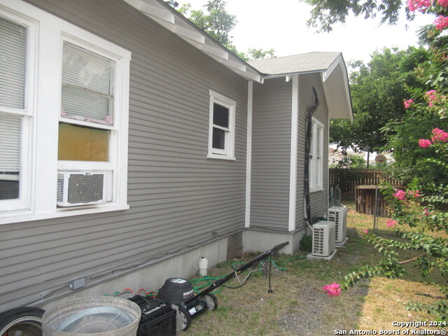 Image 17 of 21 For 1719 Hays St