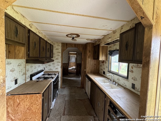Listing photo id 3 for 562 Siesta Dr