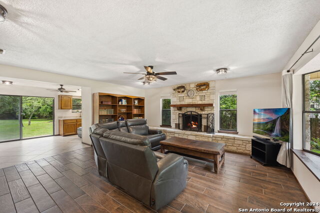 Image 4 of 21 For 28735 Waterview Dr