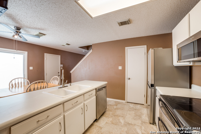 Listing photo id 12 for 5415 Kenton Fls