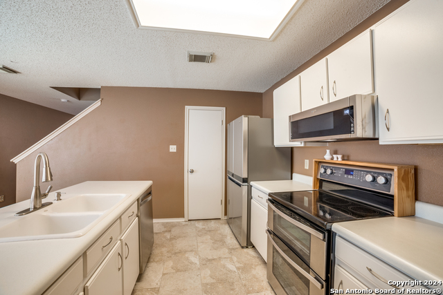 Listing photo id 13 for 5415 Kenton Fls