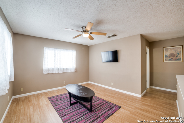 Listing photo id 17 for 5415 Kenton Fls