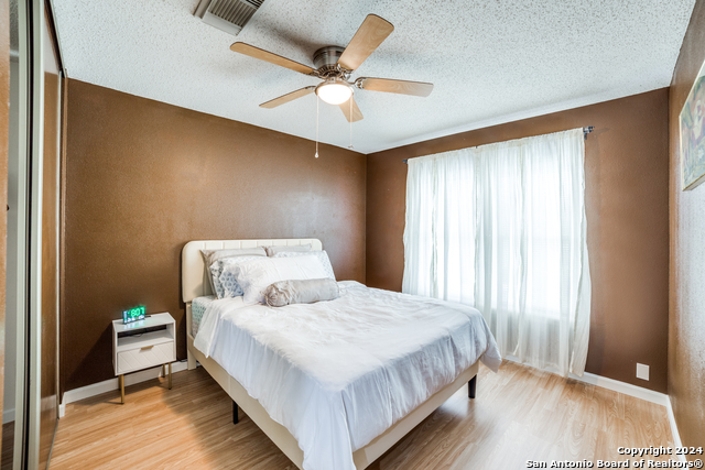 Listing photo id 20 for 5415 Kenton Fls