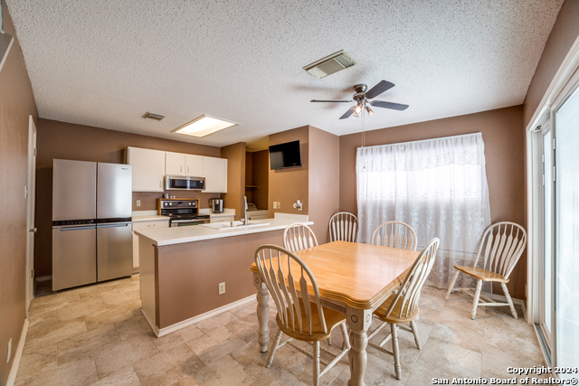 Listing photo id 6 for 5415 Kenton Fls