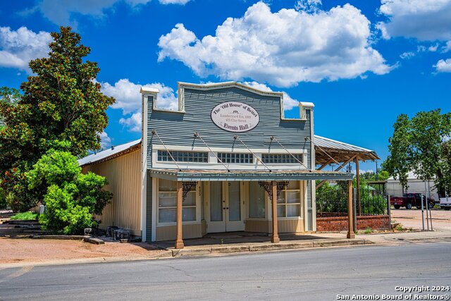 Listing photo id 42 for 615 Schreiner St