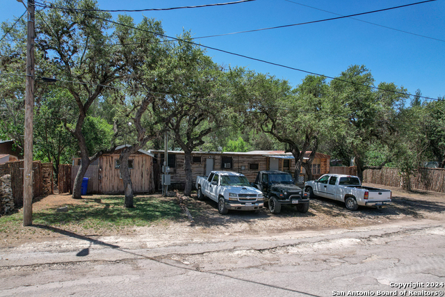 Details for 209-211 6th St E, Camp Wood, TX 78833