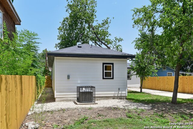 Listing photo id 32 for 1934 Lamar St