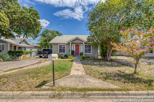 Details for 111 Leona St E, Uvalde, TX 78801