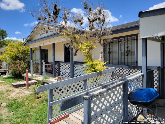 Listing photo id 2 for 439 W Ave B  