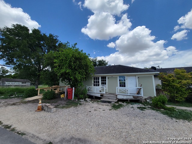 Listing photo id 3 for 439 W Ave B  