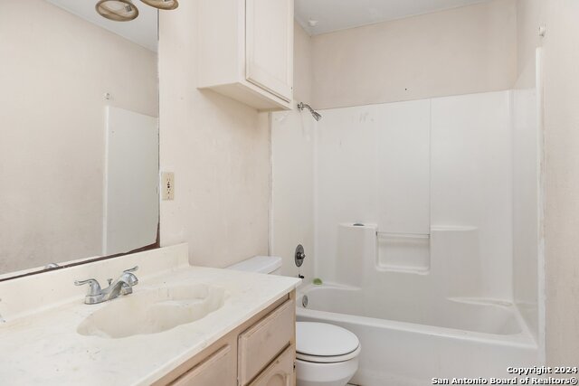 Listing photo id 8 for 905 26th W 