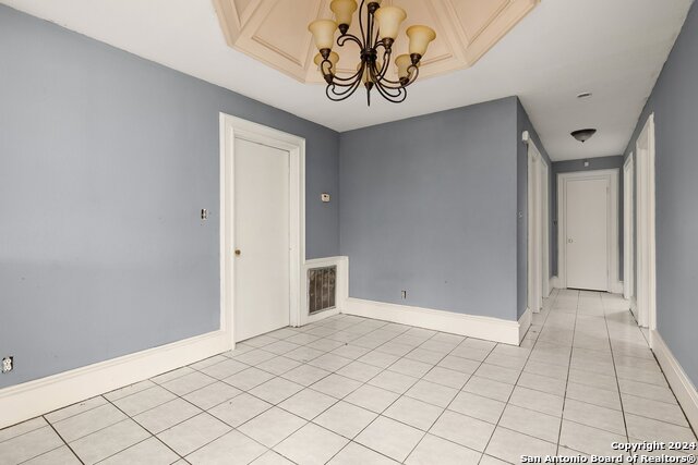 Listing photo id 2 for 905 26th W 