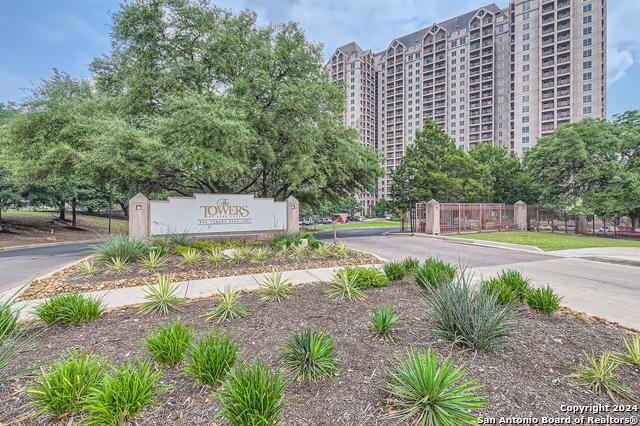 Listing photo id 15 for 1 Towers Park Ln  504