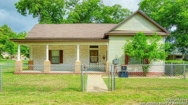 Details for 1001 F St  , Floresville, TX 78114