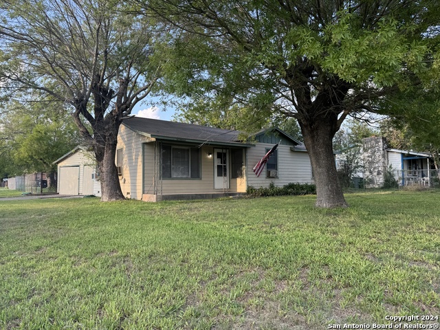 Details for 302 Antonio St E, Uvalde, TX 78801