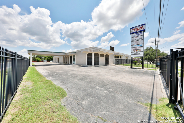 Details for 2404 Commercial Ave, San Antonio, TX 78221