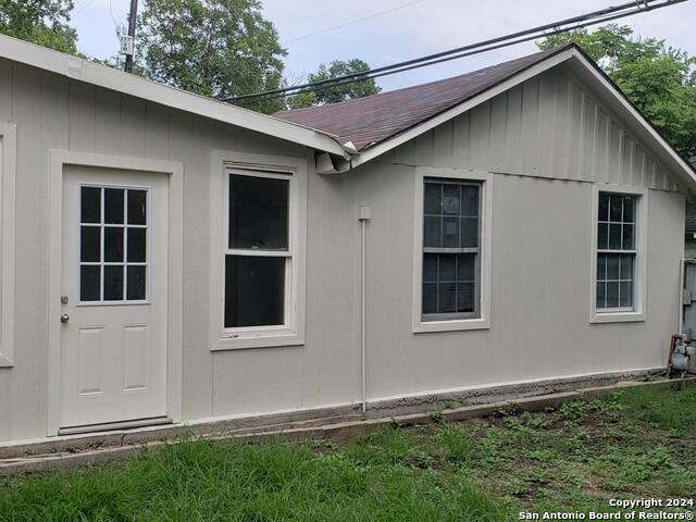 Listing photo id 1 for 1406 Hicks Ave