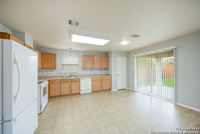 Listing photo id 9 for 2527 Butterfly Bay