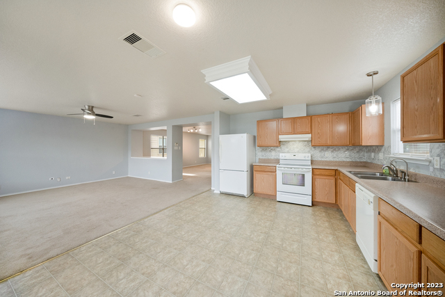 Listing photo id 11 for 2527 Butterfly Bay