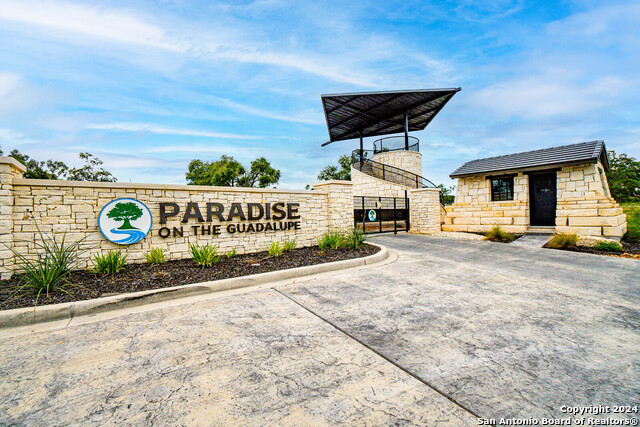 Image 2 of 21 For 1922 Paradise Parkway