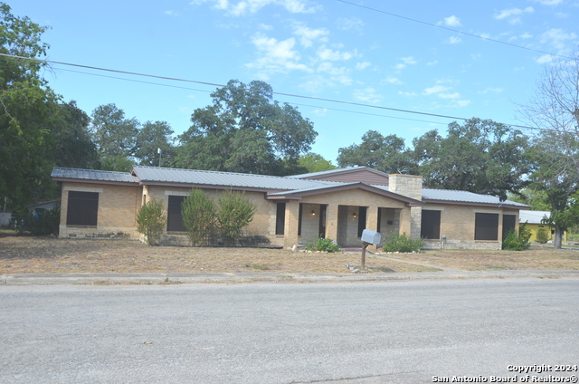 Details for 411 Moore Ave. W, Devine, TX 78016