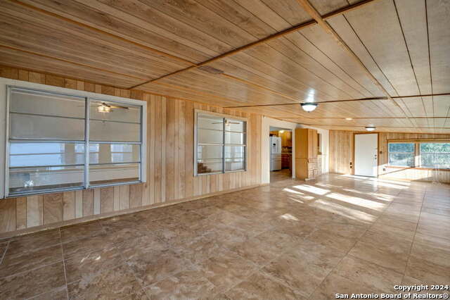 Listing photo id 17 for 2705 Avenue I