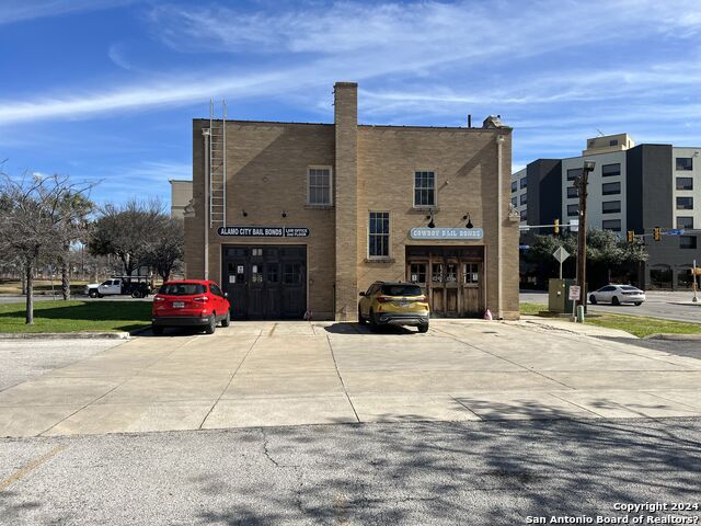 Image 2 of 4 For 323 Frio St S