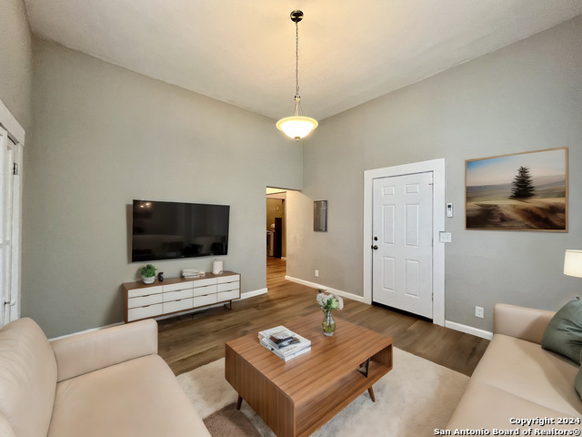 Listing photo id 0 for 602 Laurel W 1