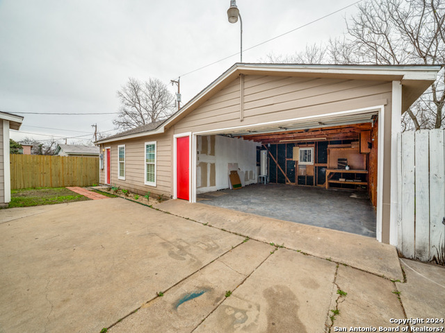 Listing photo id 26 for 130 Idell Ave