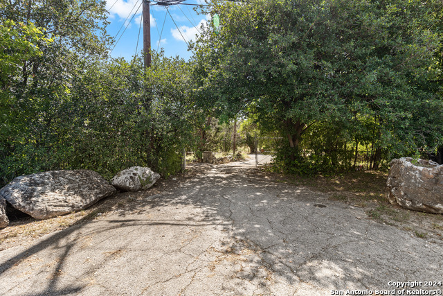 Listing photo id 5 for 6612-6618 Sawyer Rd