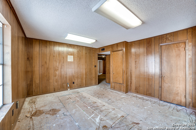 Listing photo id 10 for 5721 Broadway
