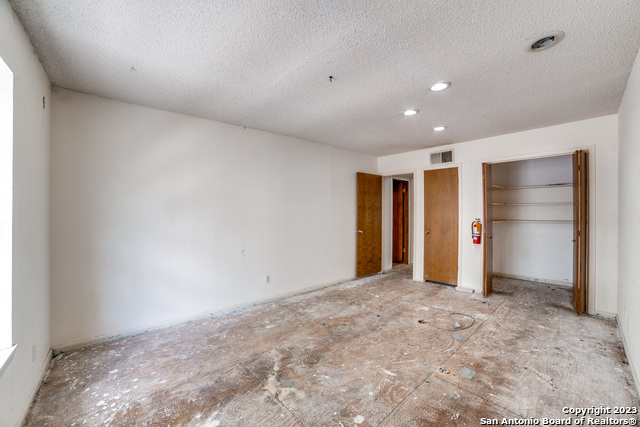 Listing photo id 11 for 5721 Broadway