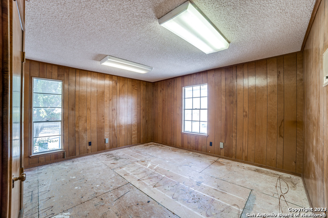 Listing photo id 12 for 5721 Broadway
