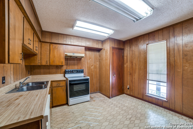 Listing photo id 13 for 5721 Broadway