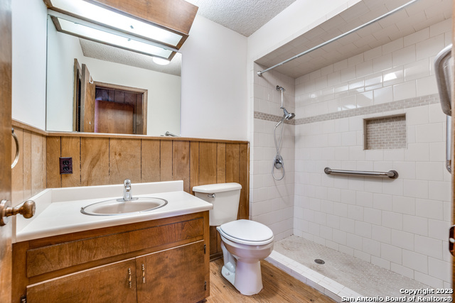 Listing photo id 14 for 5721 Broadway