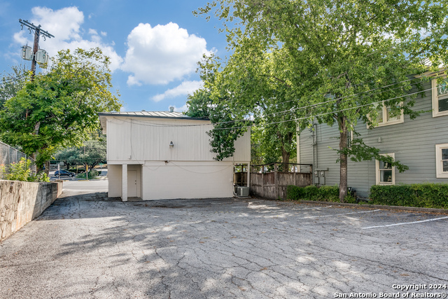 Listing photo id 15 for 5721 Broadway