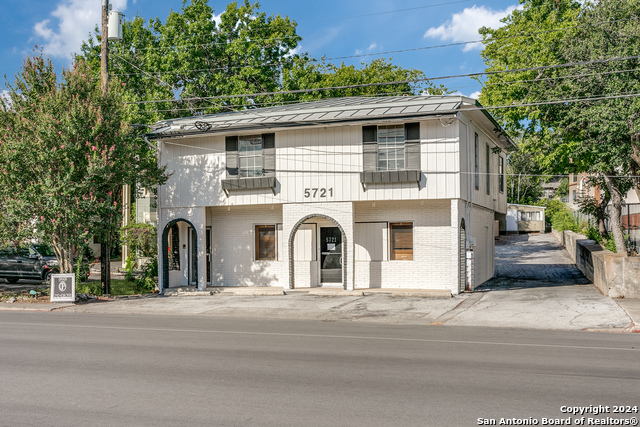 Listing photo id 0 for 5721 Broadway