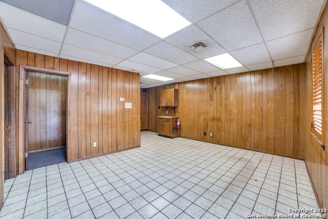 Listing photo id 3 for 5721 Broadway