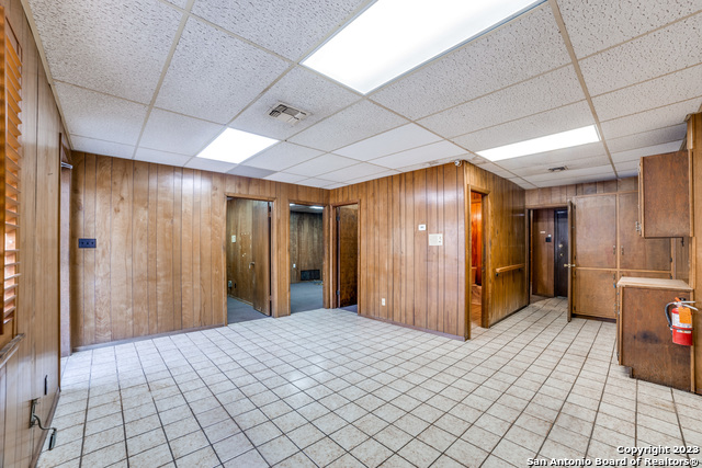 Listing photo id 4 for 5721 Broadway