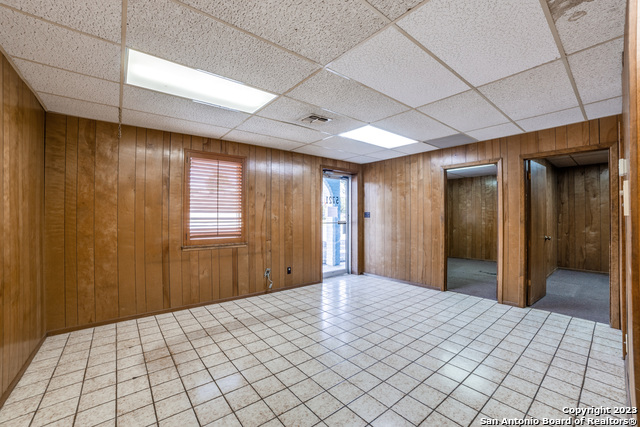 Listing photo id 5 for 5721 Broadway