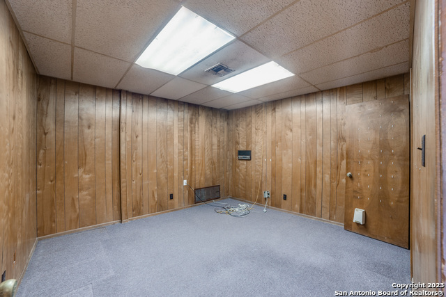 Listing photo id 6 for 5721 Broadway