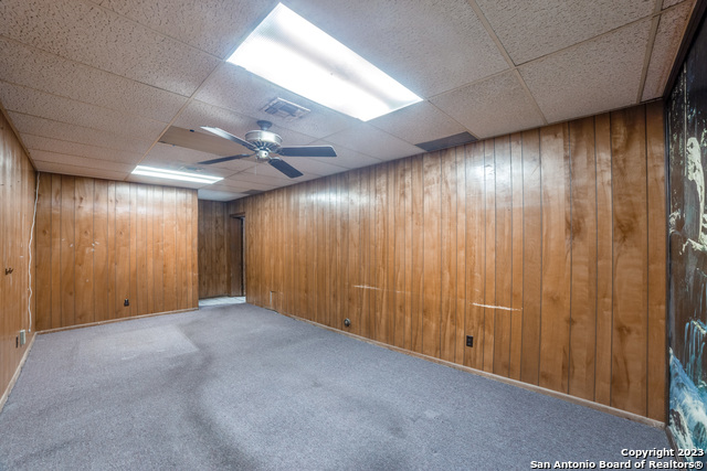 Listing photo id 7 for 5721 Broadway