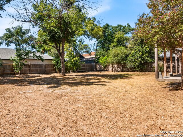 Image 30 of 36 For 928 Huisache Ave W