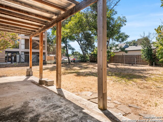 Image 32 of 36 For 928 Huisache Ave W