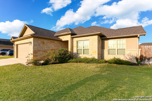 Details for 120 Fairway Dr, Floresville, TX 78114