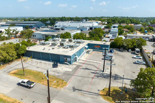 Listing photo id 0 for 427 Lombrano St