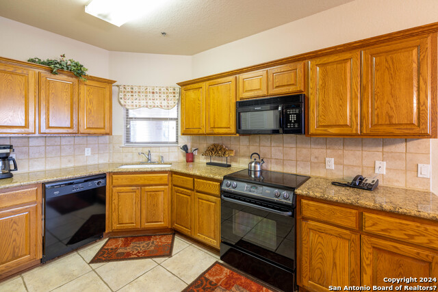 Listing photo id 8 for 20 Tapatio Dr E  202