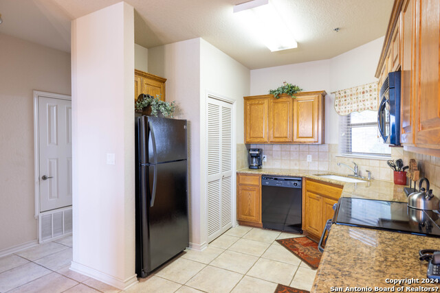 Listing photo id 6 for 20 Tapatio Dr E  202