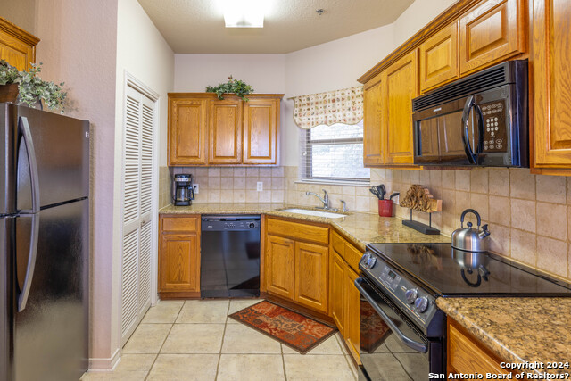Listing photo id 7 for 20 Tapatio Dr E  202