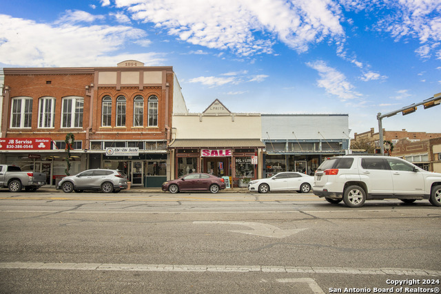 Listing photo id 5 for 112 Court St E